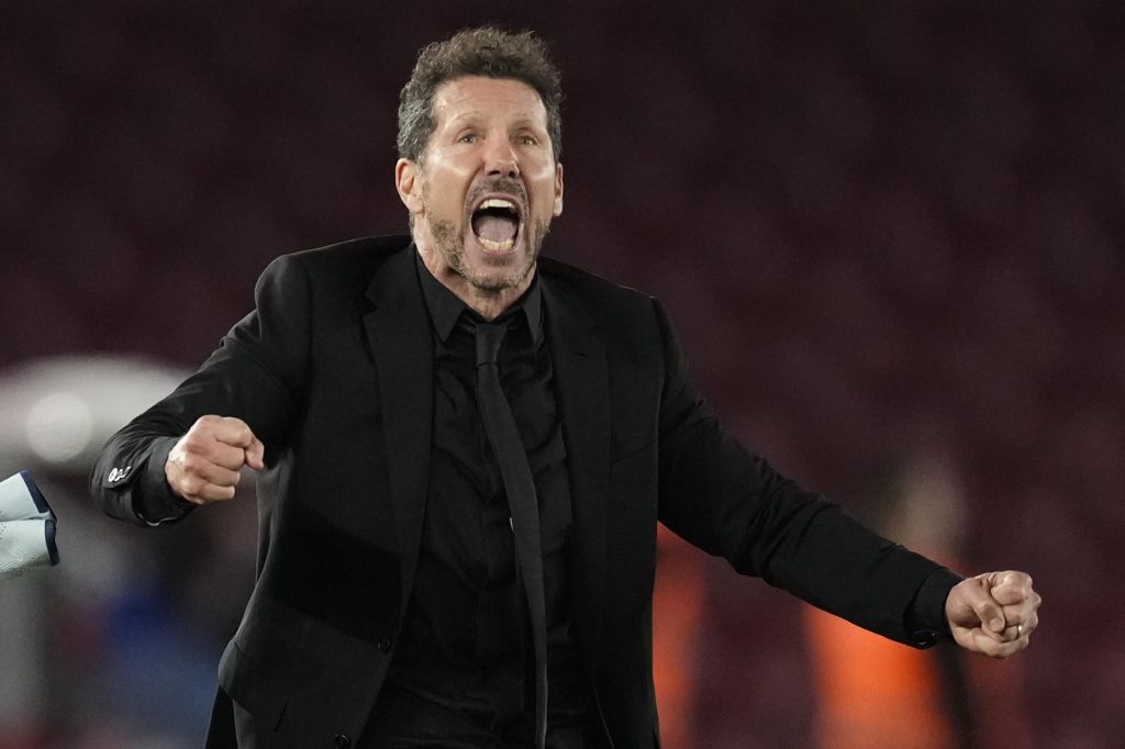 Simeone, a la finalización del partido. EFE/Enric Fontcuberta.
