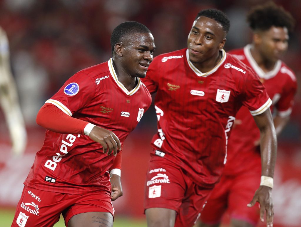 Jhon Tilman Palacios (i), del América, celebra el gol que le dio el triunfo a su equipo en la Copa Sudamericana ante Bucaramanga en el estadio Pascual Guerrero en Cali (Colombia). EFE/Ernesto Guzmán