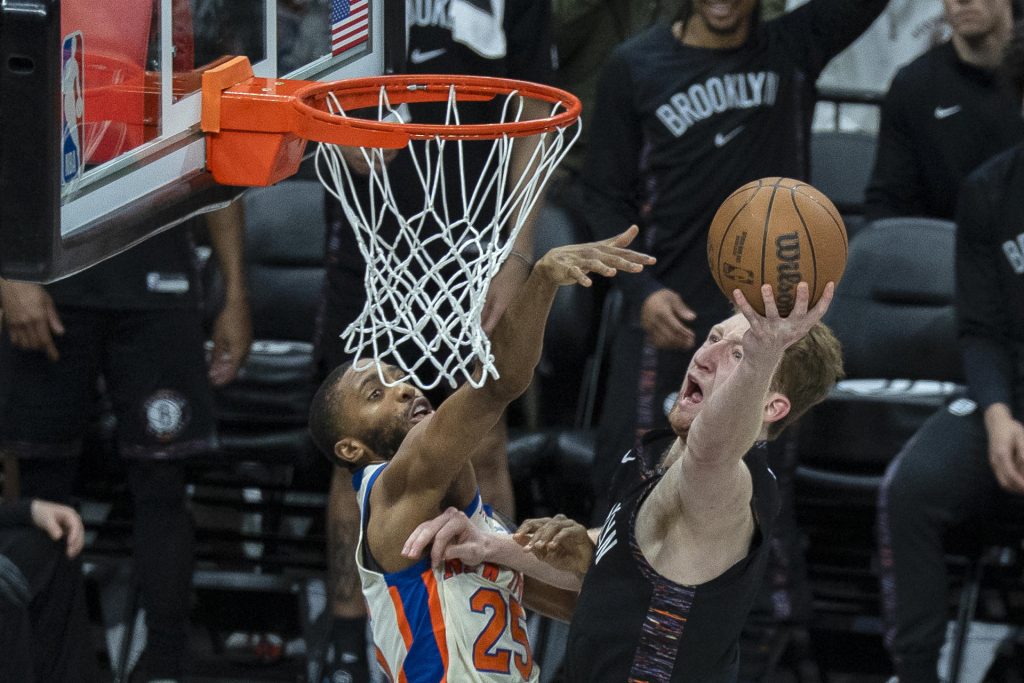 Danny Wolf (d), de los Nets, lanza el balón durante un partido de la NBA entre New York Knicks y Brooklyn Nets en el Barclays Center de Nueva York (Estados Unidos). EFE/Ángel Colmenares