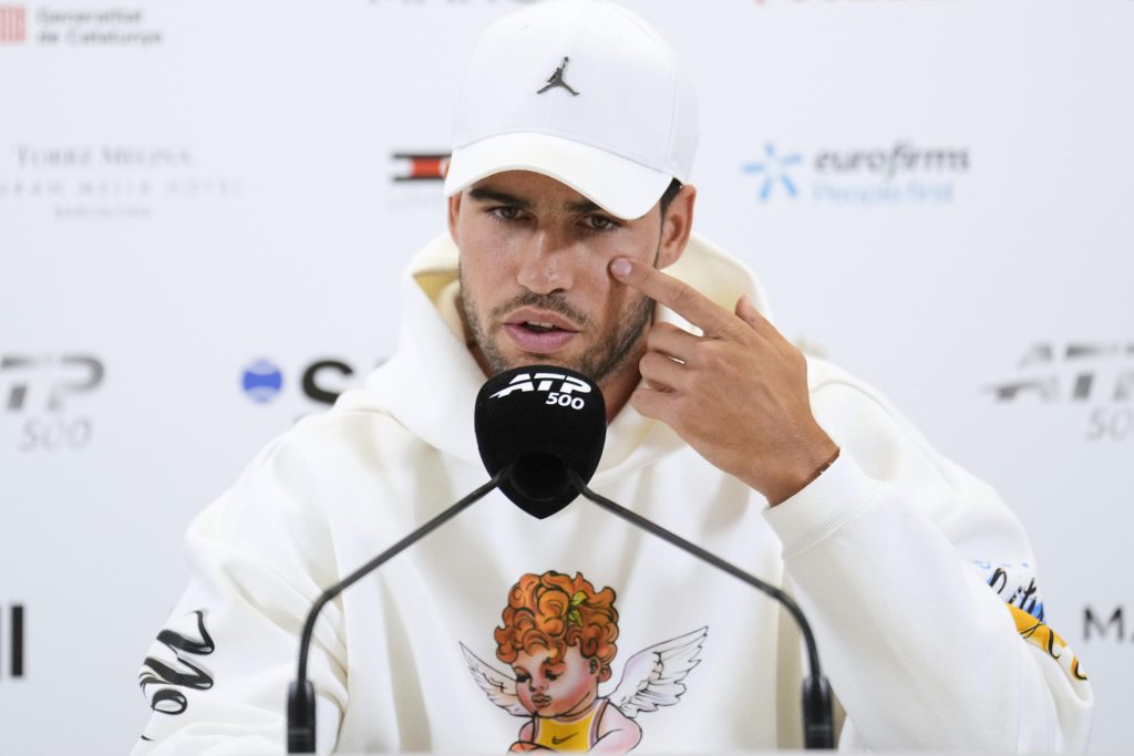El español Carlos Alcaraz, segunda raqueta mundial, durante la rueda de prensa en la que ha anunciado este martes que se retira del Barcelona Open Banc Sabadell-Trofe Conde de Godó, debido a una lesión en la muñeca derecha de la que tuvo que ser atendido en el partido de su debut con el finés Otto Virtanen. EFE/Alejandro García