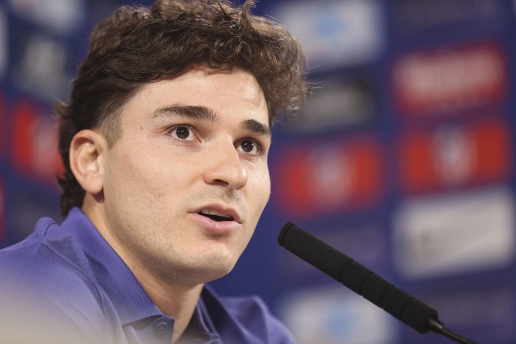 El delantero argentino del Atlético de Madrid Julián Álvarez ofrece una rueda de prensa este lunes, en Majadahonda (Comunidad de Madrid), previa al partido de ida de las semifinales de la Liga de Campeones UEFA que disputan ante el Arsenal el miércoles. EFE/ Víctor Lerena