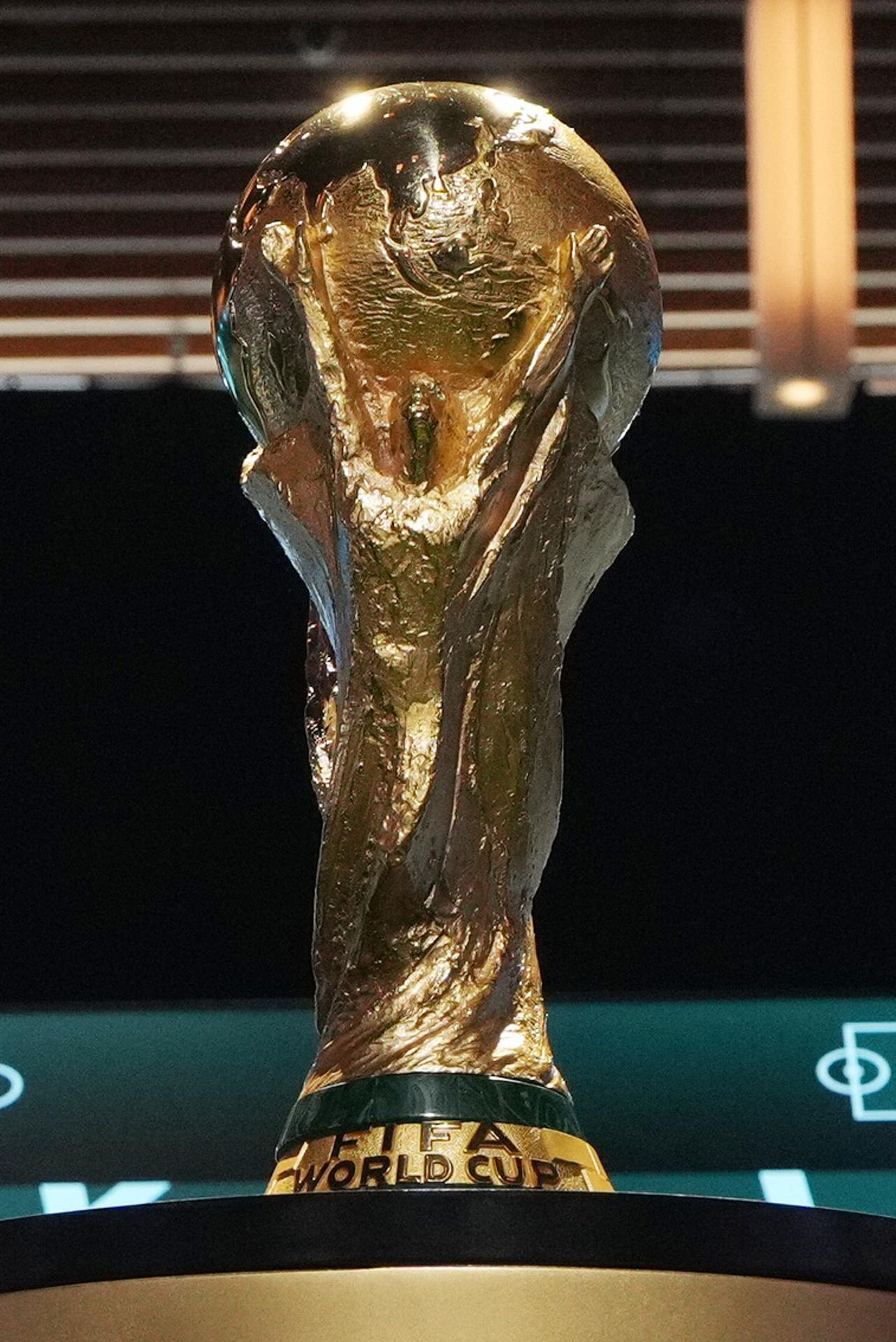 El Trofeo de la Copa Mundial de fútbol fue exhibido este jueves 30 de abril durante el 76º Congreso de la FIFA 2026, en Vancouver, Canadá. EFE/EPA/BOB FRID