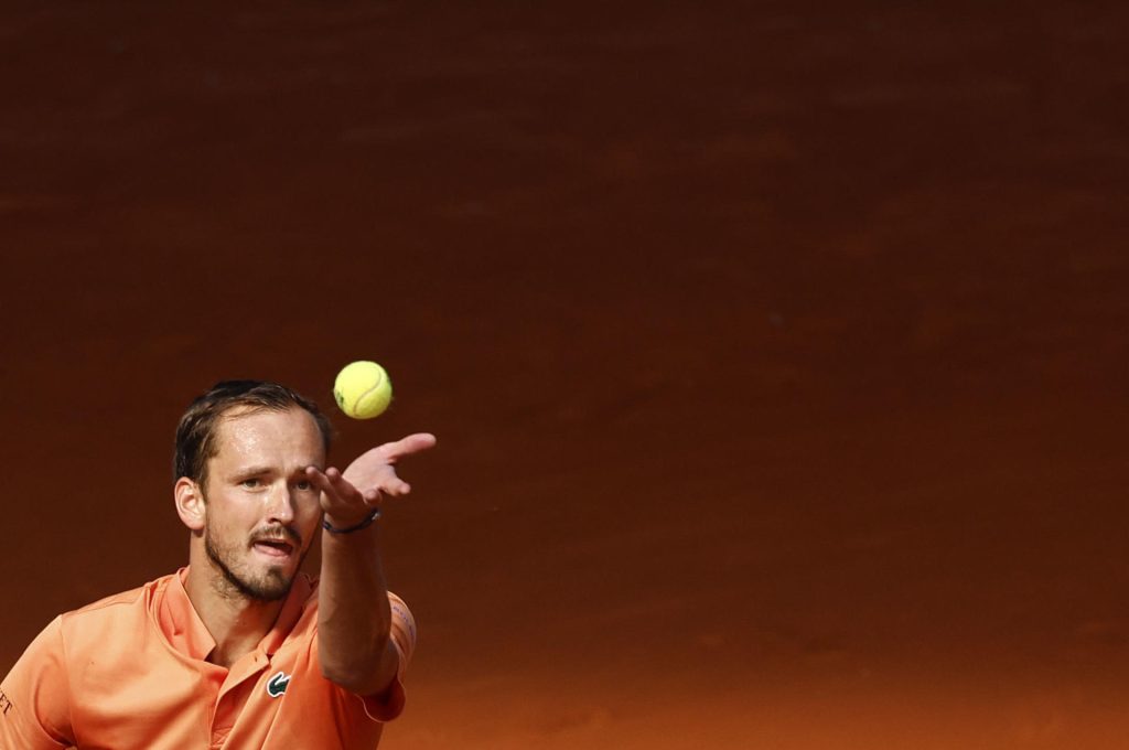 El tenista ruso Daniil Medvédev durante su encuentro ante el noruego Nicolai Budkov Kjær en los dieciseisavos de final del Mutua Madrid Open, este lunes en la Caja Mágica de la capital española. EFE/ Sergio Pérez