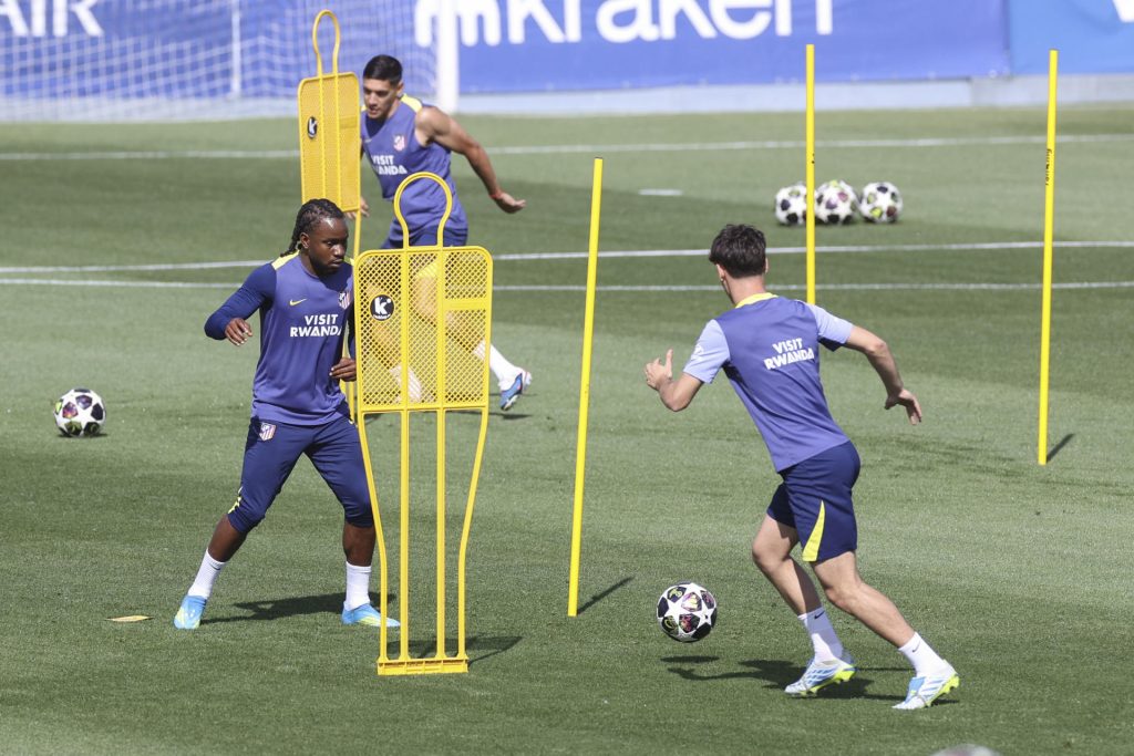 El delantero nigeriano del Atlético de Madrid Ademola Lookman (i) durante un entrenamiento este lunes, en Majadahonda (Comunidad de Madrid), previo al partido de ida de las semifinales de la Liga de Campeones UEFA que disputan ante el Arsenal el miércoles. EFE/ Víctor Lerena