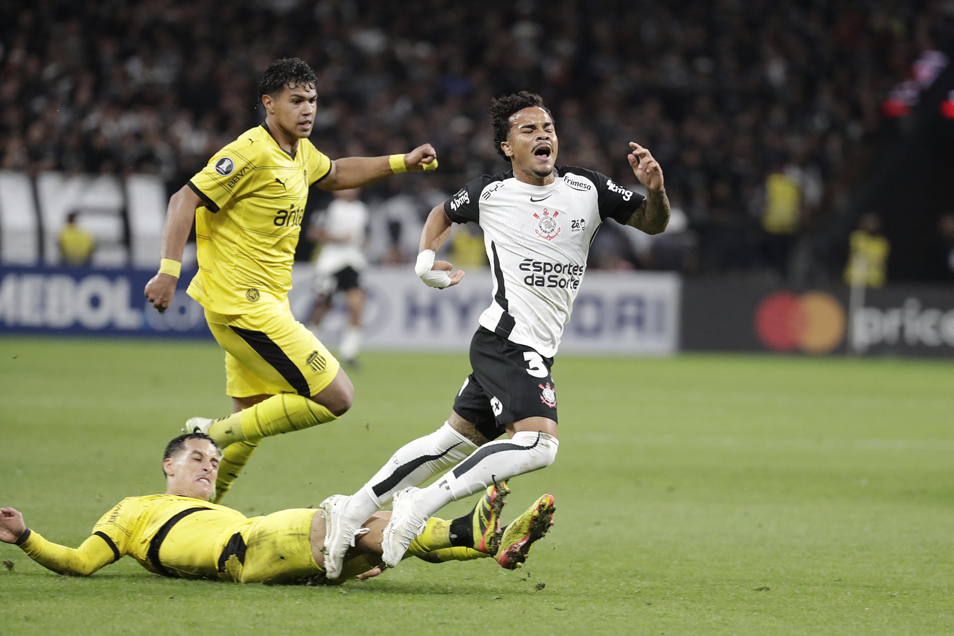 El extremo de Corinthians Kaio César (d) recibe una falta desde atrás del centrocampista Jesús Trindade durante el partido de la tercera jornada de la Copa Libertadores jugado este jueves en el estadio Neo Química Arena de Sao Paulo. EFE/ Sebastiao Moreira