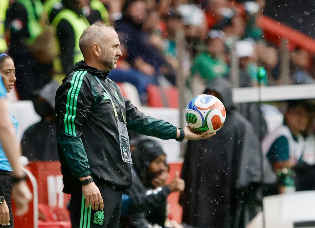 El entrenador de México, Pedro López, reacciona durante un partido de la eliminatoria de la Concacaf para la Copa Mundial de Brasil 2027, en el estadio Nemesio Díez, en Toluca (México). EFE/ Felipe Gutiérrez
