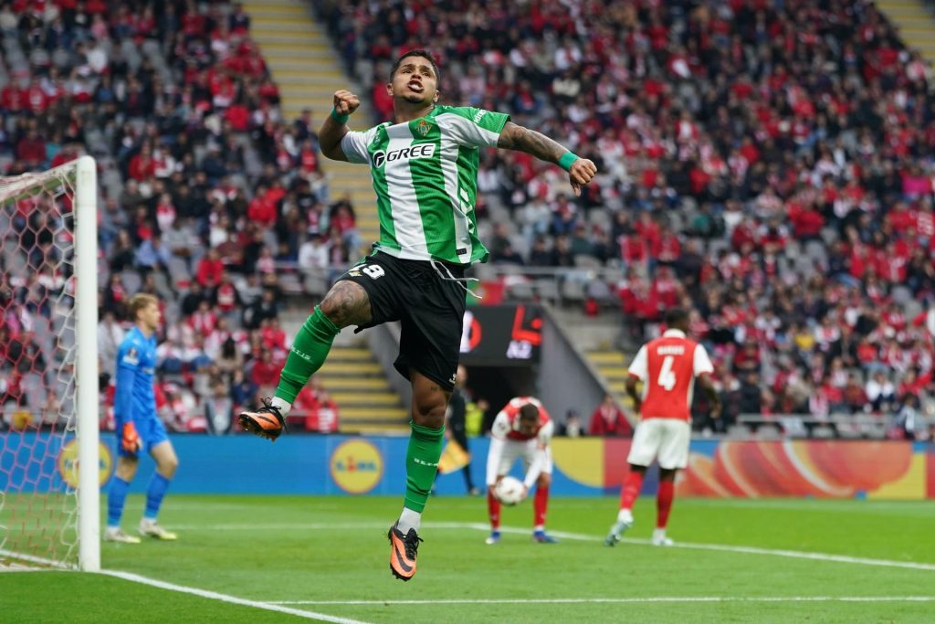El delantero del Betis Cucho Hernandez durante el partido de ida de cuartos de final de la UEFA Europa League que han jugado Sporting de Braga y Real Betis, en Braga, Portugal. EFE/EPA/HUGO DELGADO