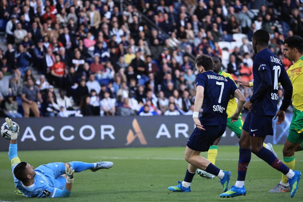El jugador del PSG Khvicha Kvaratskhelia (2-d) logra el 3-0 durante el partido de la Ligue 1 que han jugado PSG y FC Nantes, en Paris, Francia. EFE/EPA/CHRISTOPHE PETIT TESSON