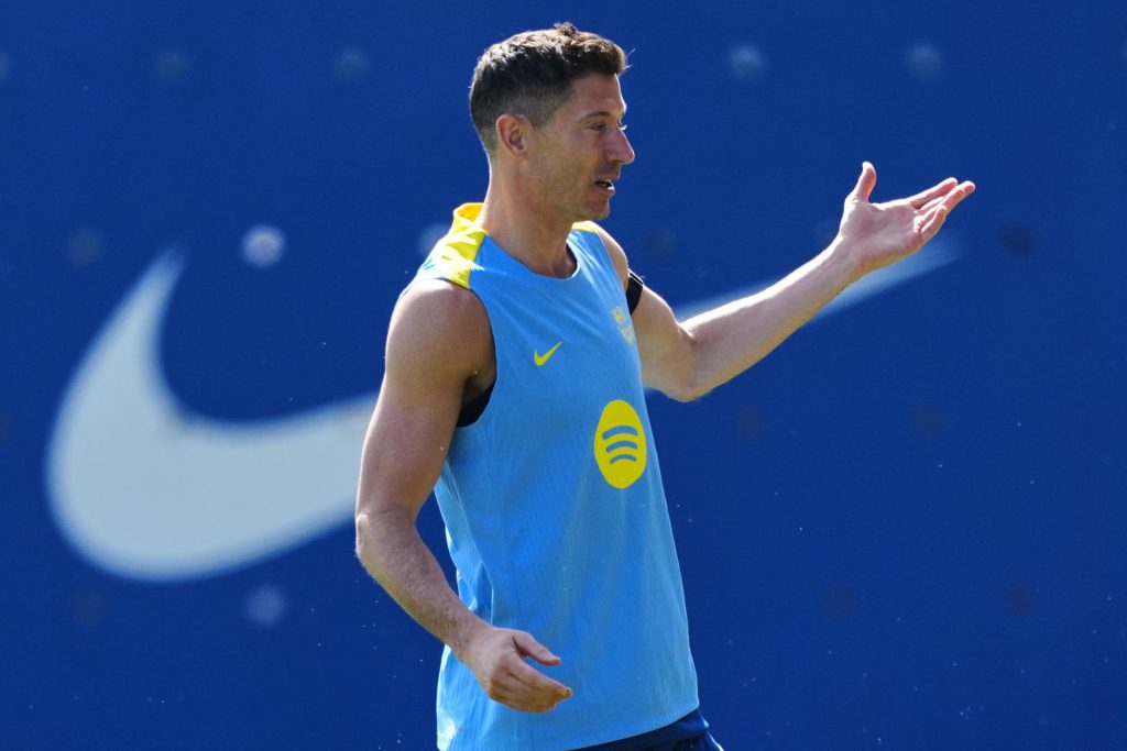El delantero polaco del FC Barcelona, Robert Lewandowski, durante el entrenamiento de la plantilla barcelonista este martes en la Ciudad Deportiva Joan Gamper. EFE/ Alejandro García