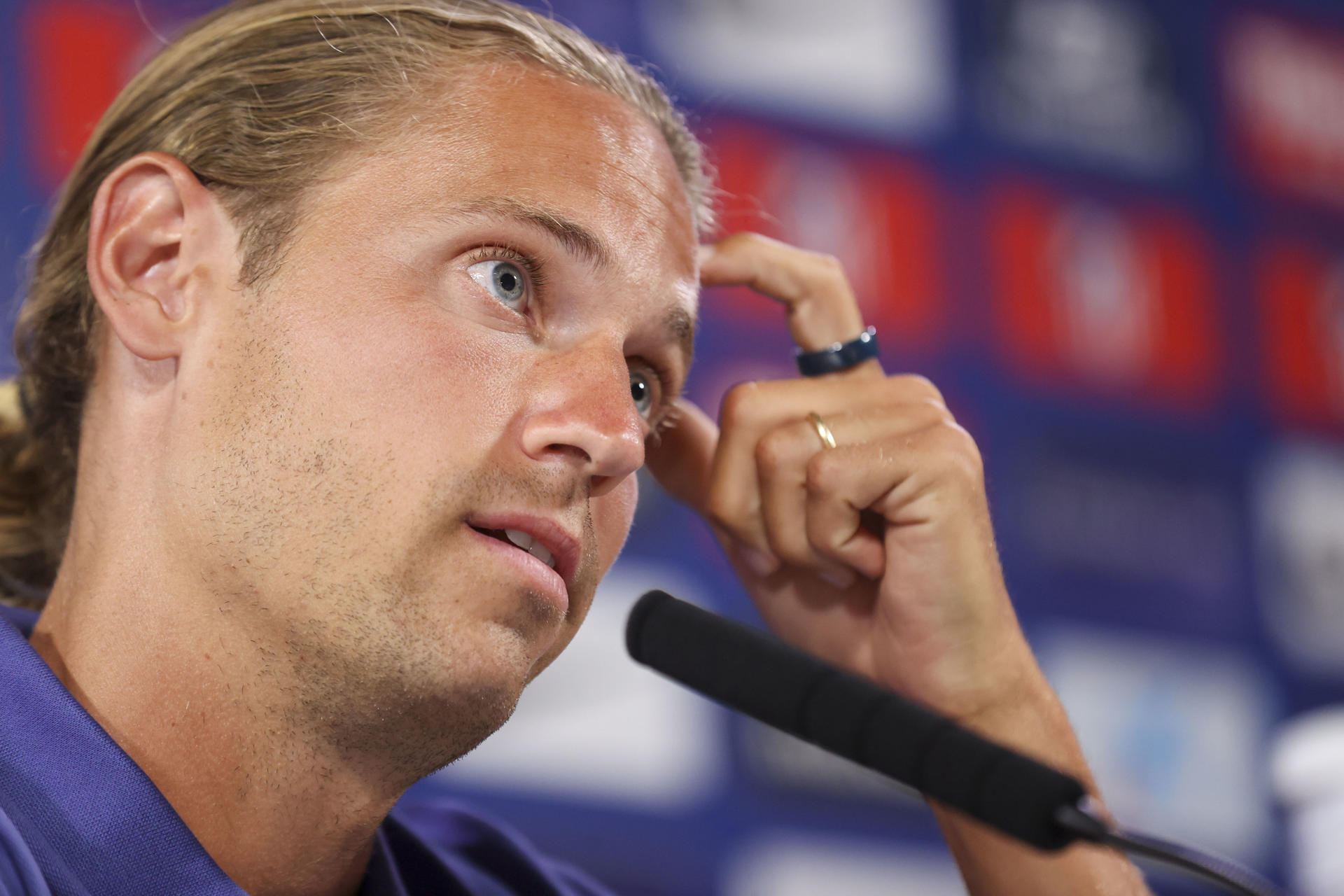 El centrocampista del Atlético de Madrid Marcos Llorente ofrece una rueda de prensa este lunes, en Majadahonda (Comunidad de Madrid), previa al partido de ida de las semifinales de la Liga de Campeones UEFA que disputan ante el Arsenal el miércoles. EFE/ Víctor Lerena