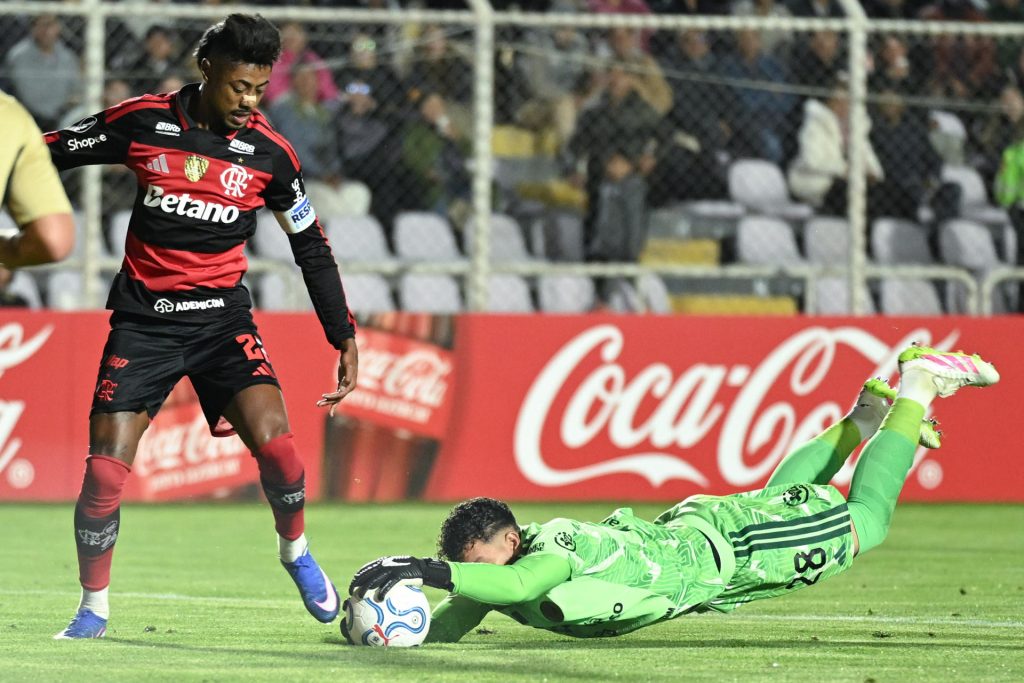 Pedro Díaz (d), golero del Cusco, controla el balón ante el asedio de un jugador del Flamengo este miércoles en un partido de la Copa Libertadores en el estadio Inca Garcilaso de la Vega. EFE/ Paloma Del Solar
