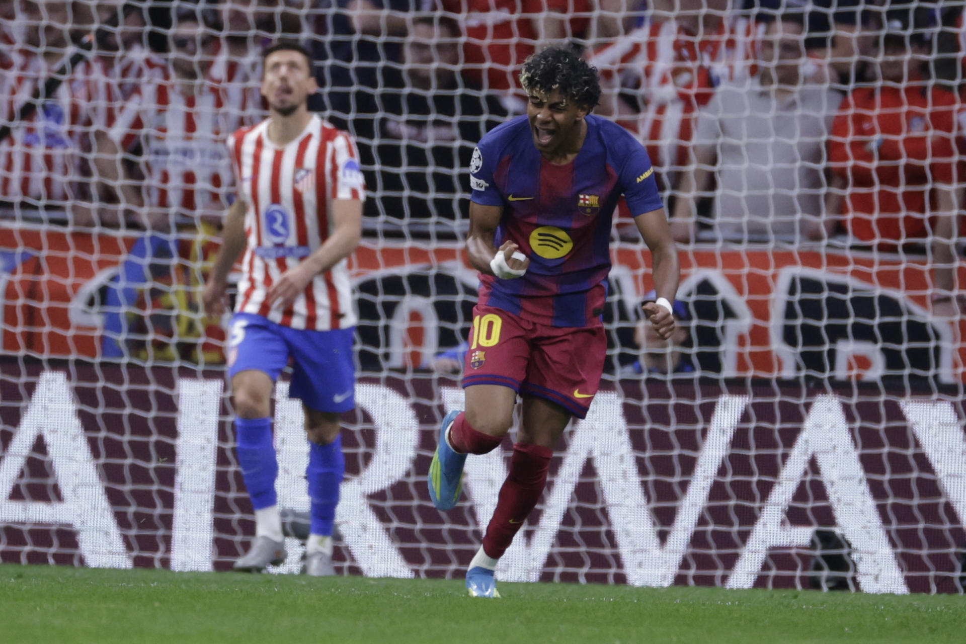 El delantero del FC Barcelona Lamine Yamal celebra su gol, primero del equipo blaugrana, durante el partido de vuelta de cuartos de final de Liga de Campeones que Atlético de Madrid y FC Barcelona disputan este martes en el estadio Metropolitano, en Madrid. EFE/Juanjo Martín