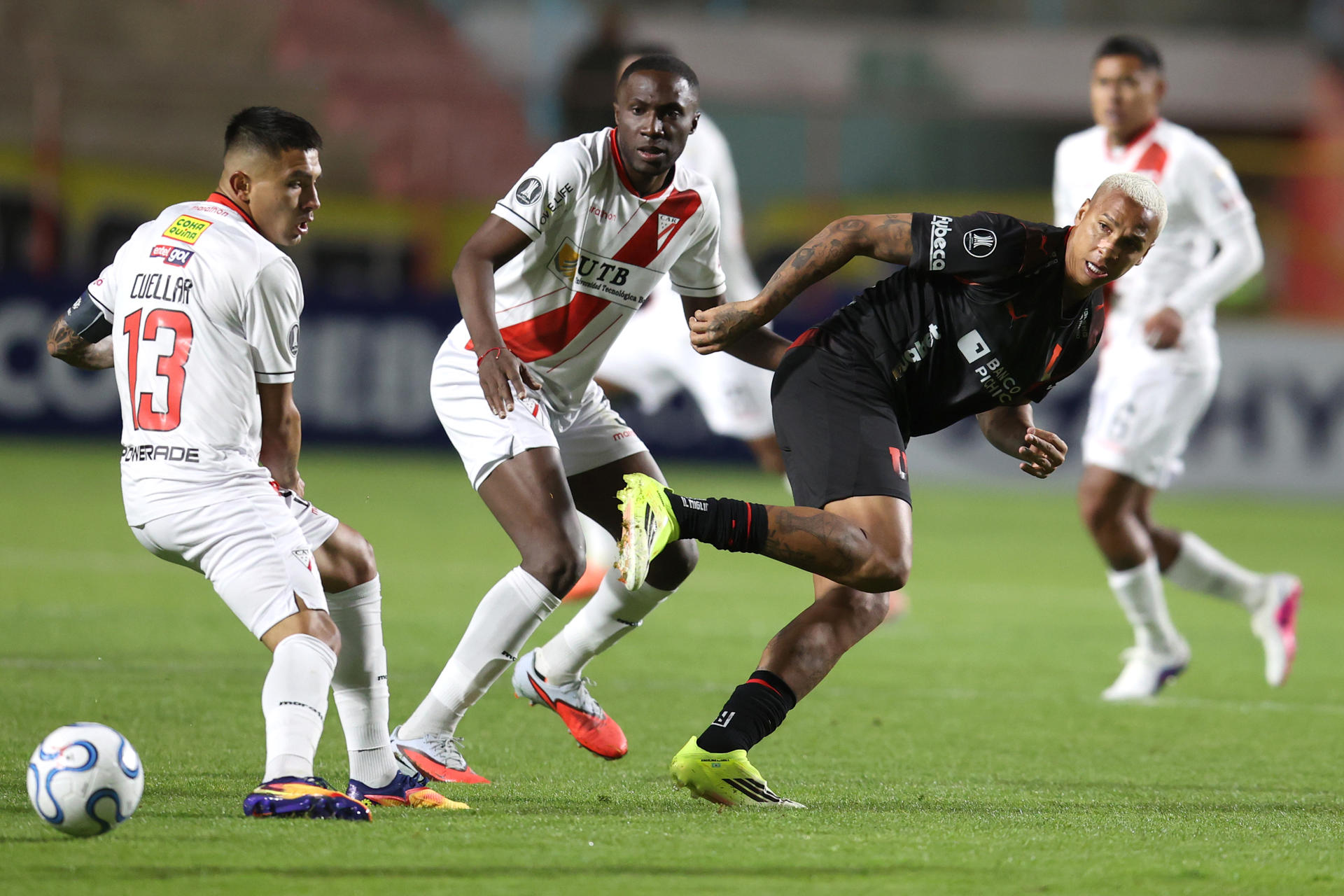 Héctor Cuellar (i), de Always Ready, disputa el balón con Deyverson, de Liga de Quito en un partido de la Copa Libertadores en el estadio Municipal de El Alto (Bolivia). EFE/Luis Gandarillas 
