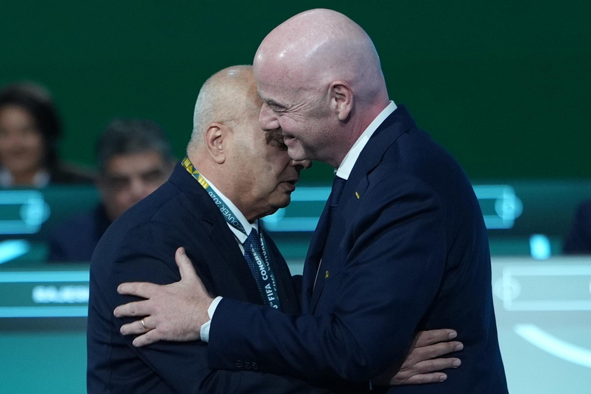 El presidente de la FIFA, Gianni Infantino (d), saluda a Moshe 'Shino' Zuares (i), presidente de la Federación de Fútbol de Israel, en la ciudad canadiense de Vancouver durante la edición 76 del Congreso de la entidad que rige este deporte. EFE/EPA/BOB FRID