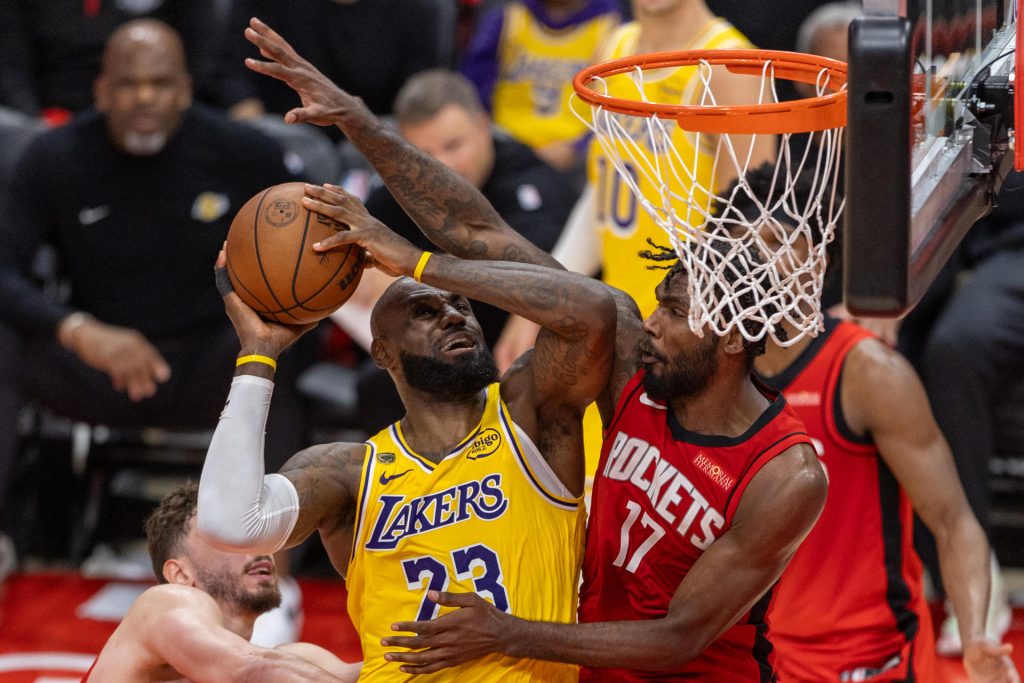 Tari Eason (d), de Houston Rockets, disputa un balón con LeBron James, de Los Ángeles Lakers, este viernes en un partido de la NBA en el Toyota Center de Houston (EE.UU.). EFE/ Carlos Ramírez
