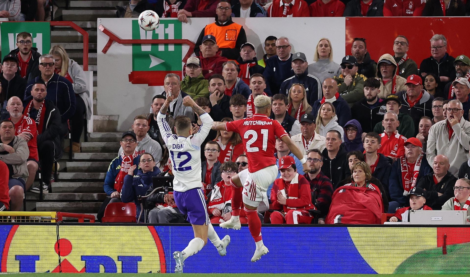 Lucas Digne golpea el balón con la mano. EFE/EPA/ADAM VAUGHAN