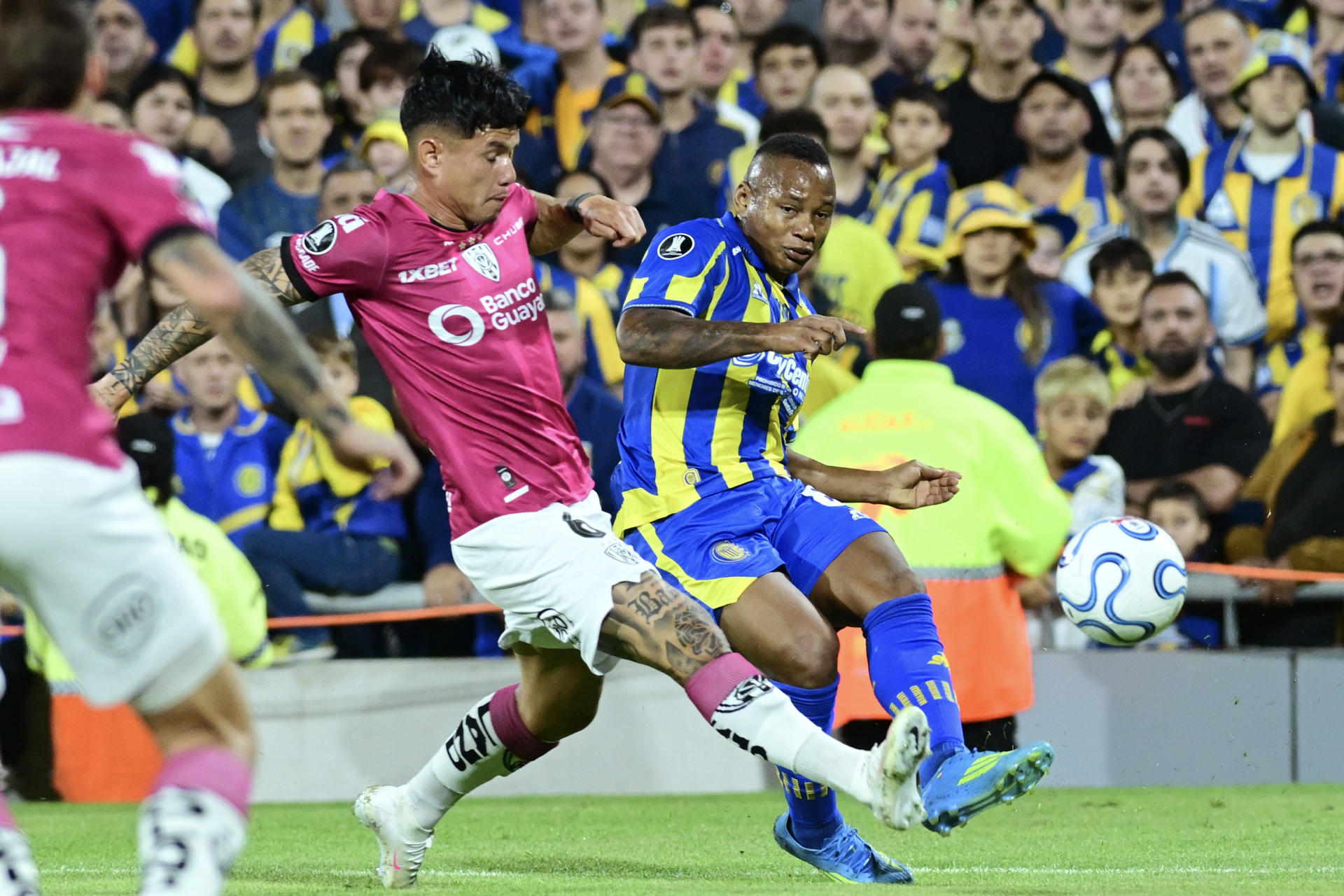 El delantero colombiano Jáminton Campaz (d) lucha contra la marca de los defensores de Independiente del Valle durante el partido de la primera jornada de la fase de grupos de la Copa Libertadores que costó a Rosario Central un empate sin goles este jueves en el estadio Gigante de Arroyito de la ciudad argentina de Rosario. EFE/ Sebastián Granata 