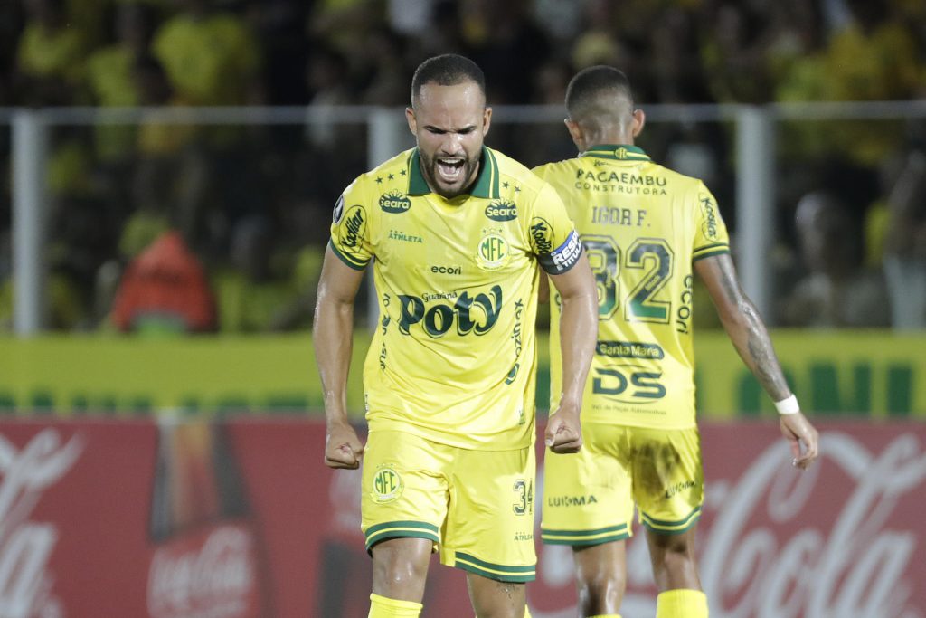 João Victor, de Mirassol, celebra su gol este miércoles en el triunfo por 1-0 ante Lanús por la Copa Libertadores, en el estadio José Maria de Campos Maia. EFE/ Sebastiao Moreira
