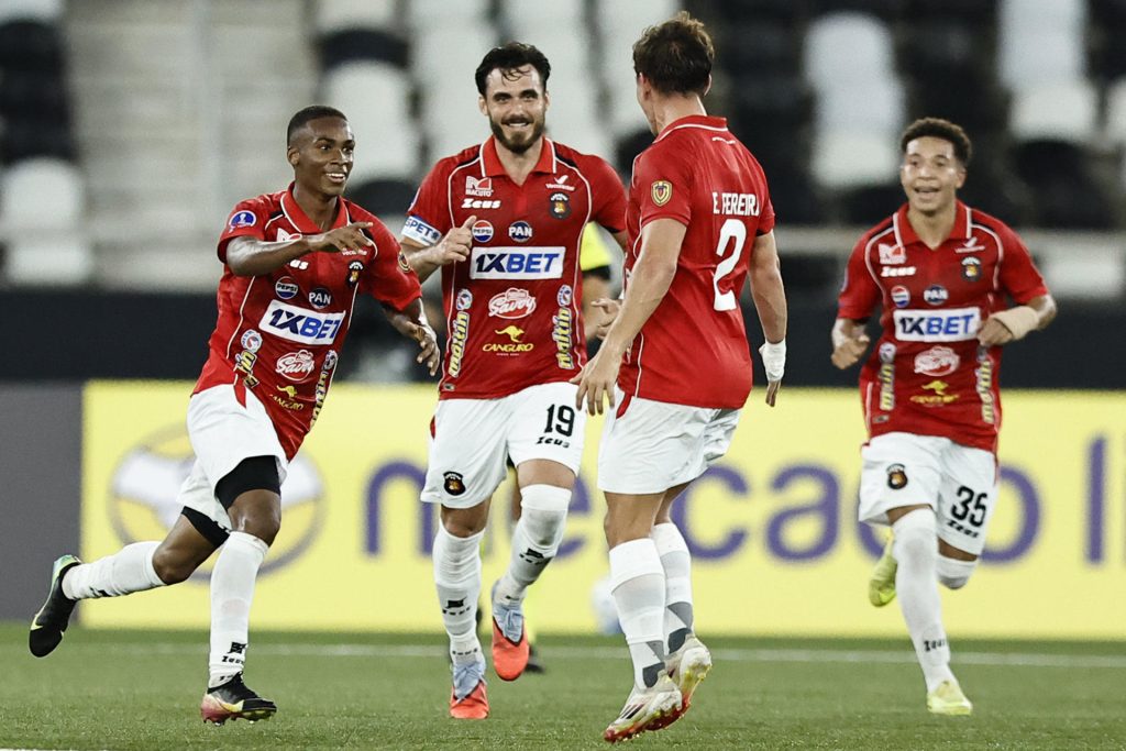 Wilfred Correa (i), de Caracas, celebra un gol en un partido de la fase de grupos de la Copa Sudamericana ante Botafogo en el estadio Nilton Santos de Rio de Janeiro. EFE/Andre Coelho
