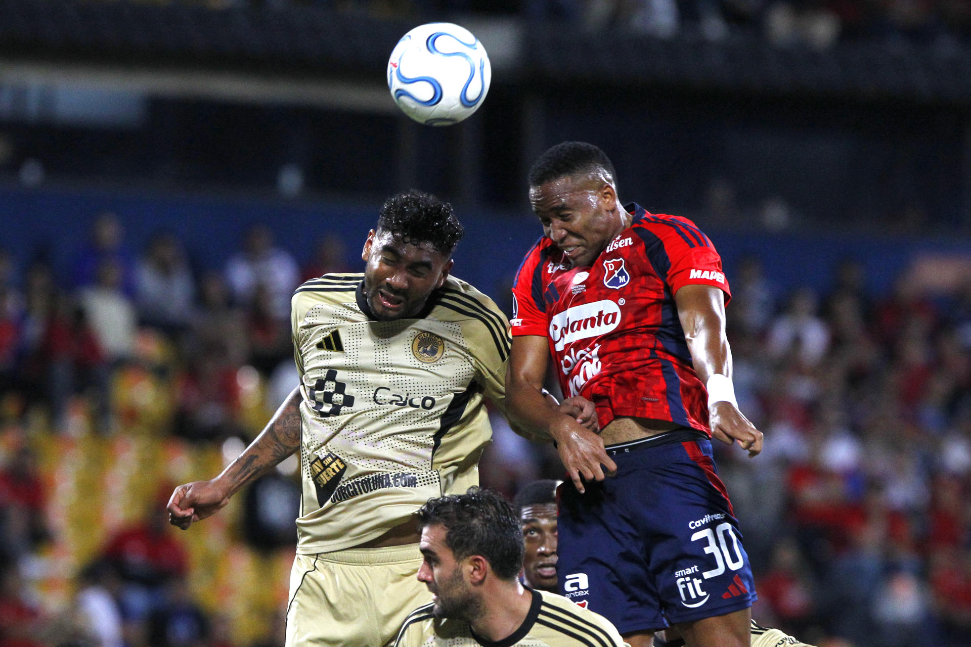 Hayen Palacios (d), del Medellín, disputa el balón con Aldair Fuentes, del Cusco, en la Copa Libertadores en el estadio Atanasio Girardot en Medellín. EFE/STR