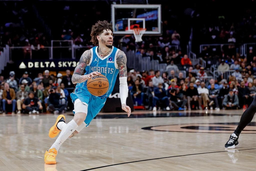 Fotografía del 8 de febrero de 2026 en la que se observa a LaMelo Ball, de los Charlotte Hornets. EFE/ERIK S. LESSER PROHIBIDO SU USO EN SHUTTERSTOCK
