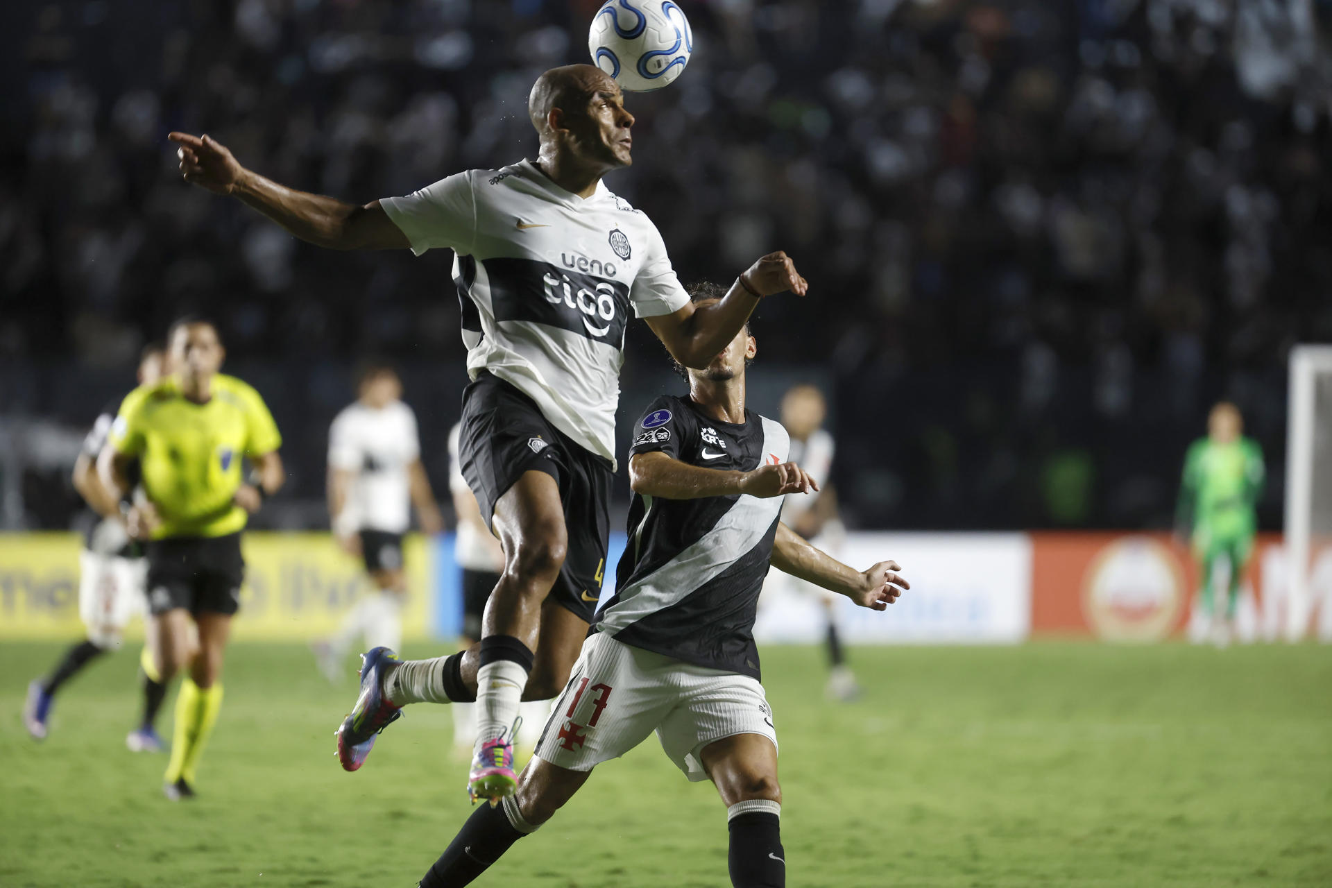 El extremo derecho de Vasco da Gama Nuno Moreira (c) conduce el balón ante la marca del lateral de Olimpia Lucas Morales (i) este jueves, en un partido de la tercera jornada de la fase de grupos de la Copa Sudamericana jugado en el estadio Sao Januário de Rio de Janeiro. EFE/ Antonio Lacerda jugado