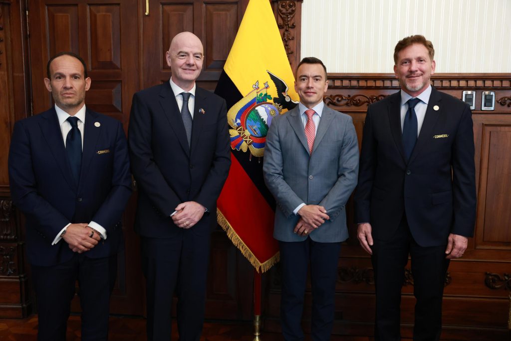Fotografía cedida por la Presidencia de Ecuador del jefe del Estado, Daniel Noboa (2-d), junto al presidente de la FIFA, Gianni Infantino (2-i), y el presidente de la Conmebol, Alejandro Dominguez (d), este jueves, en Quito. EFE/ Presidencia de Ecuador /SOLO USO EDITORIAL.