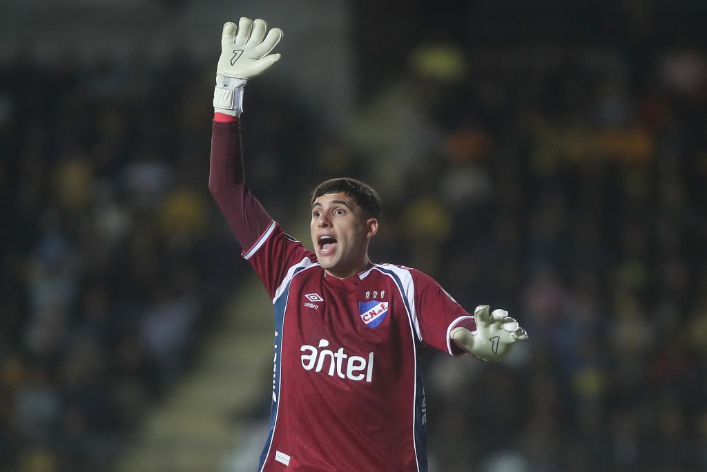 El guardameta del Nacional uruguayo, Ignacio Suárez Ferreira, ordena a su defensa durante el partido de la primera jornada de la fase de grupos de la Copa Libertadores que su equipo igualó 1-1 este miércoles con Coquimbo Unido en el estadio chileno Francisco Sánchez Rumoroso. EFE/ Hernán Contreras
