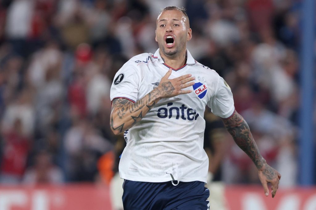 Nicolás Federico López, de Nacional, celebra su gol frente al Tolima este martes durante un partido de la Copa Libertadores en el estadio Gran Parque Central, en Montevideo. EFE/ Gastón Britos
