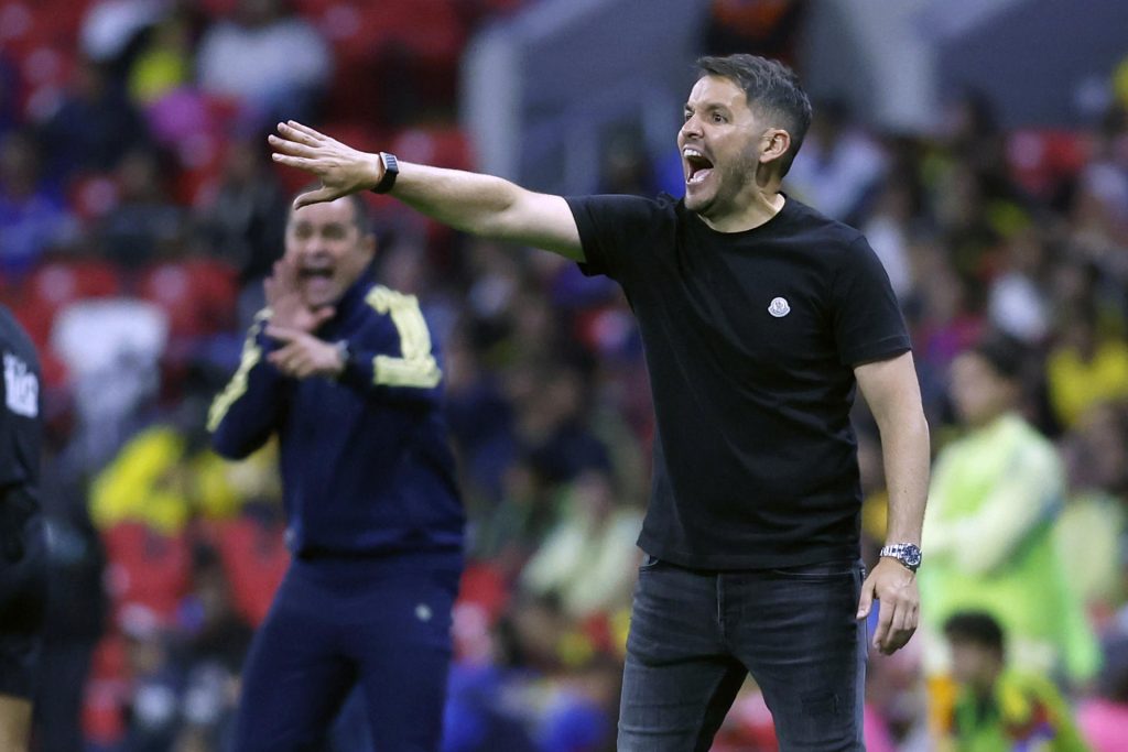 El entrenador de Cruz Azul, Nicolás Larcamón reacciona en un partido en el estadio Banorte en Ciudad de México (México). EFE/ Sáshenka Gutiérrez