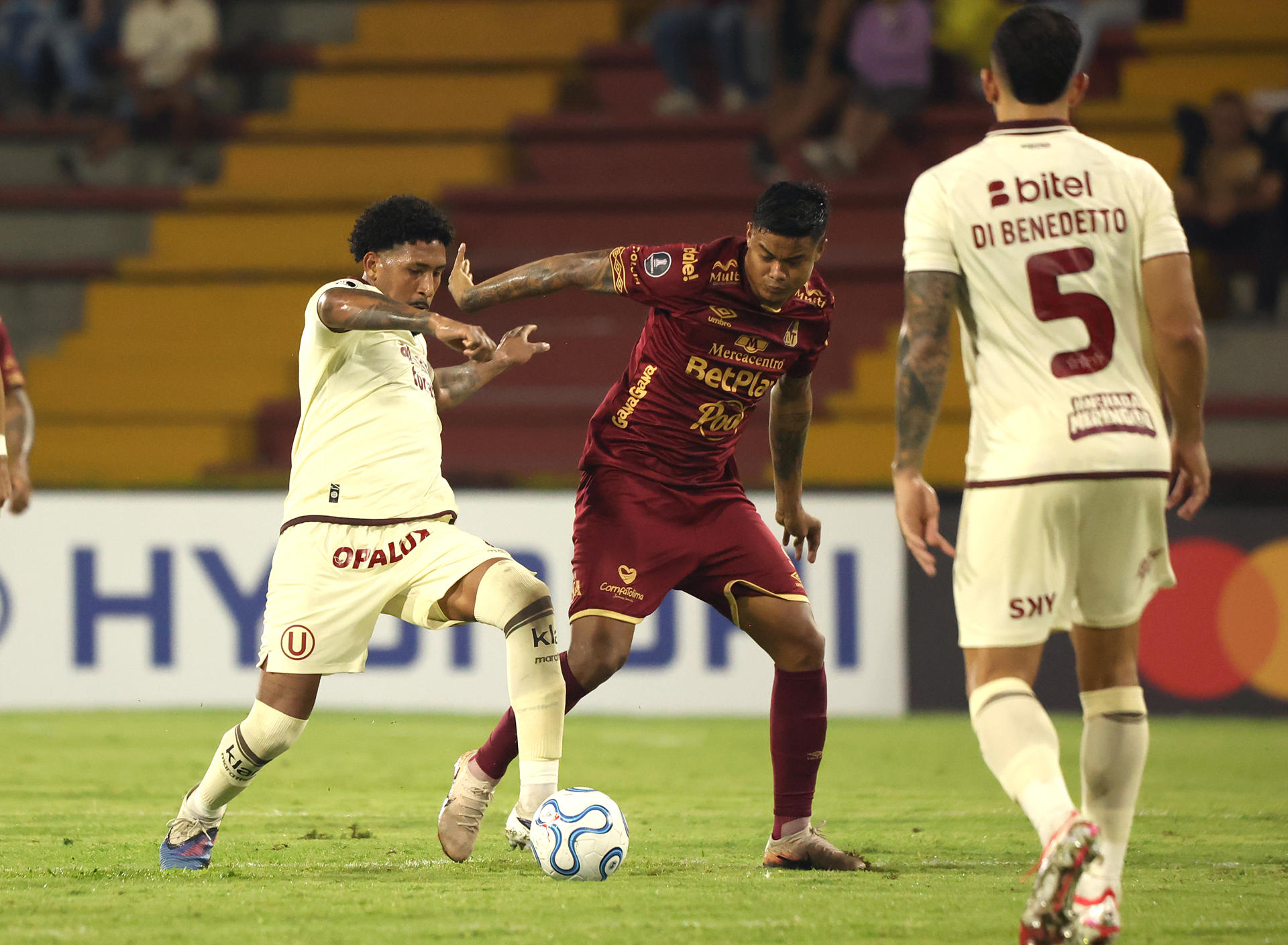 Luis Sandoval (c), de Tolima, disputa el balón con Jesús Castillo (i), de Universitario, en el estadio Manuel Murillo Toro en Ibagué. EFE/Agencia Unido360 