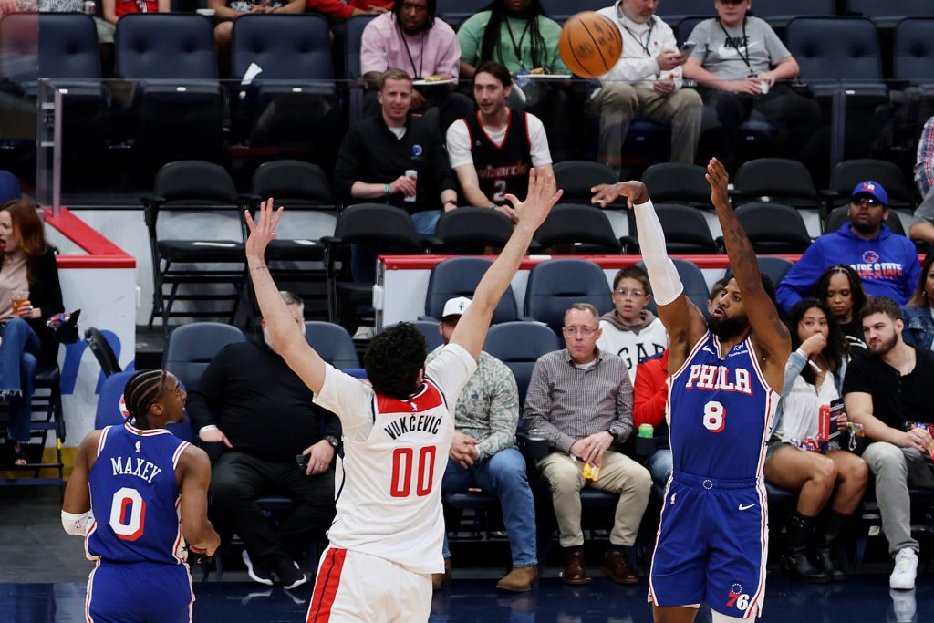 Tristan Vukčević (c), de Washington Wizards, trata de obstaculizar el lanzamiento de Paul George (d), de Philadelphia 76ers. EFE/ Octavio Guzmán