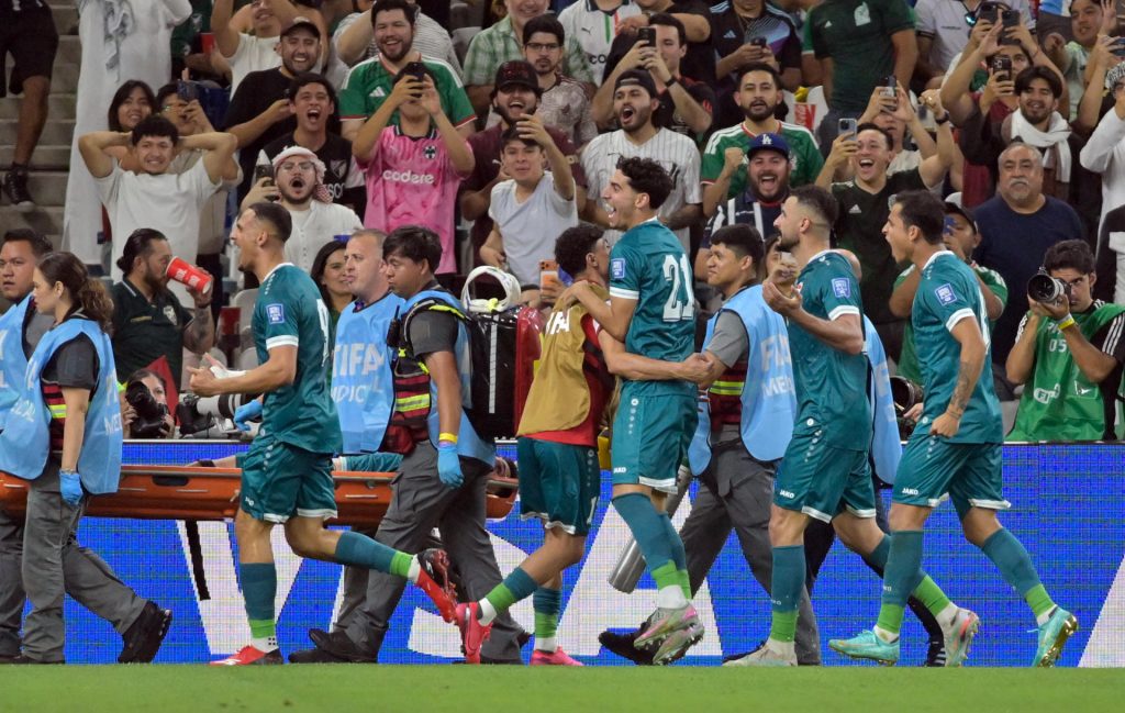 Jugadores de la selección de Irak celebran la ventaja sobre la de Bolivia este martes en el partido por el último cupo disponible en el Mundial jugado en el estadio BBVA de Guadalupe (México). EFE/Miguel Sierra
