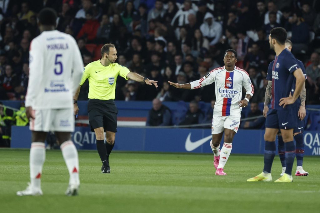El jugador brasileño Endrick (2-d), del Lyon, celebra el 0-1 durante el partido de la Ligue 1 que han jugado PSG y Olympique Lyonnais en París, Francia. EFE/EPA/MOHAMMED BADRA
