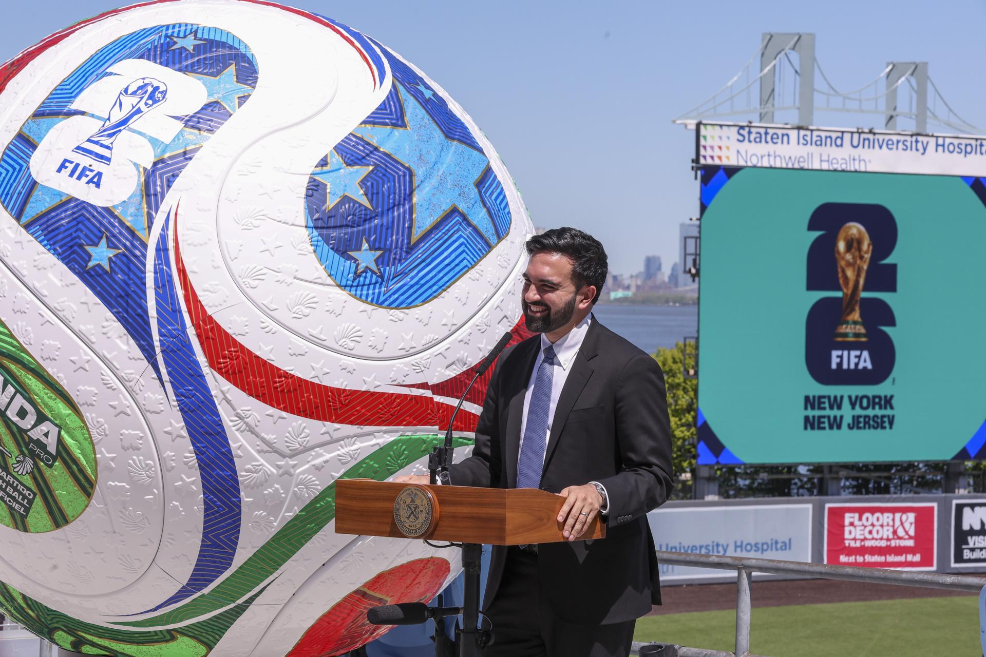 El alcalde de Nueva York, Zohran Mamdani, anunció este lunes que los cinco distritos de la ciudad tendrán una zona de fans gratuita con eventos y fiestas alrededor de los partidos del Mundial que comenzará el 11 de junio. EFE/EPA/SARAH YENESEL