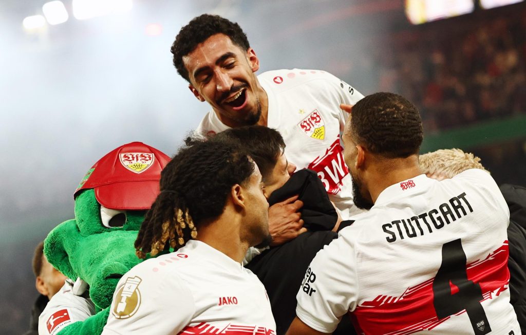 Un golazo en el último minuto de la prórroga, anotado de espuela por el portugués Tiago Tomas, consumó la remontada ante el Friburgo del Suttgart (2-1) que le llevó a la final de la Copa de Alemania que disputará el próximo 23 de febrero contra el Bayern Múnich. EFE/EPA/ANNA SZILAGYI
