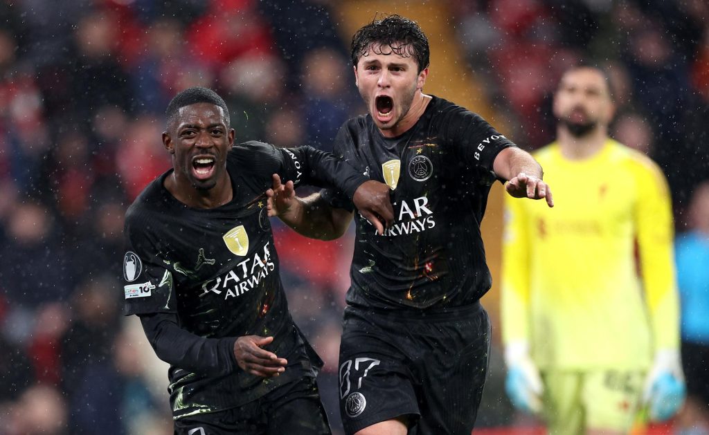 El jugador del PSG Ousmane Dembele (I) celebra con su compañero Joao Neves el segundo del gol durante el partido de cuartos de la UEFA Champions League que han jugado Liverpool FC y Paris Saint-Germain, en Liverpool, Reino Unido. EFE/EPA/ADAM VAUGHAN
