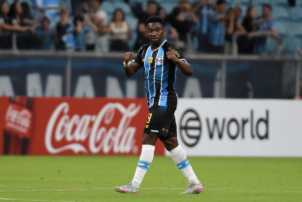 Francis Amuzu, de Gremio, celebra un gol este martes durante un partido de la Copa Sudamericana ante Deportivo Riestra en el estadio Arena do Gremio, en Porto Alegre (Brasil). EFE/ Ricardo Rimoli
