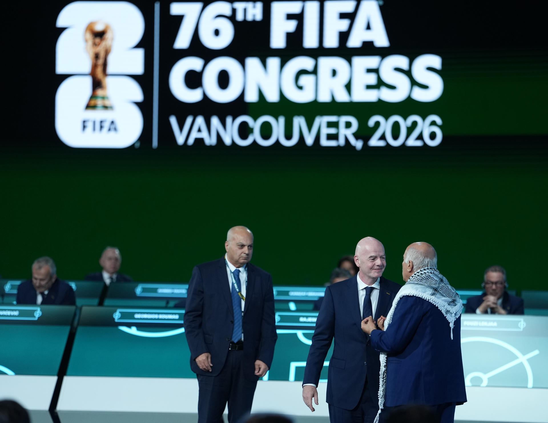 Jibril Rajoub (d), presidente de la Asociación Palestina de Fútbol, habla con el presidente de la FIFA, Gianni Infantino, ante la mirada de Moshe 'Shino' Zuares (i), presidente de la Asociación de Fútbol de Israel, durante uno de los momentos más tensos del Congreso 76 de la FIFA celebrado este jueves en Vancouver. EFE/EPA/BOB FRID