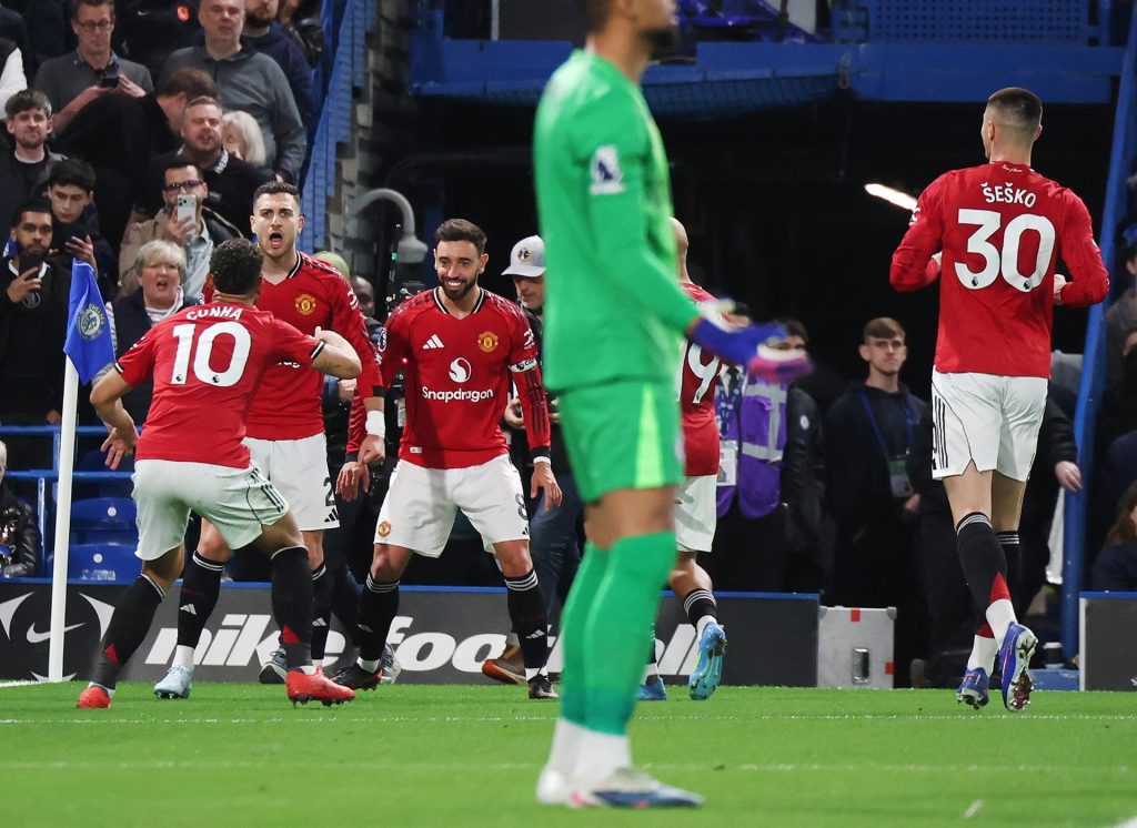 El jugador del Man Utd Matheus Cunha (I) celebra con sus compañeros el 0-1 durante el partido de la Premier League que han jugado Chelsea FC y Manchester United en Londres, Reino Unido. EFE/EPA/ANDY RAIN