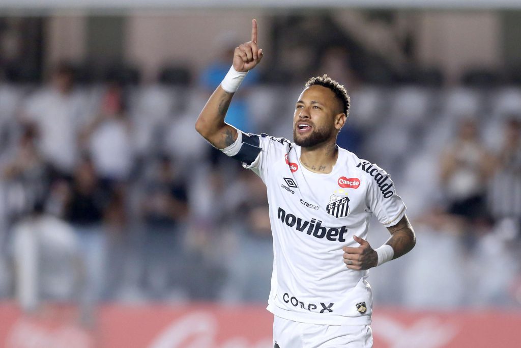Neymar Jr., de Santos, celebra un gol durante un partido de la fase de grupos de la Copa Sudamericana entre Santos y Deportivo Recoleta en el estadio Urbano Caldeira, en Santos (Brasil). EFE/Guilherme Dionizio