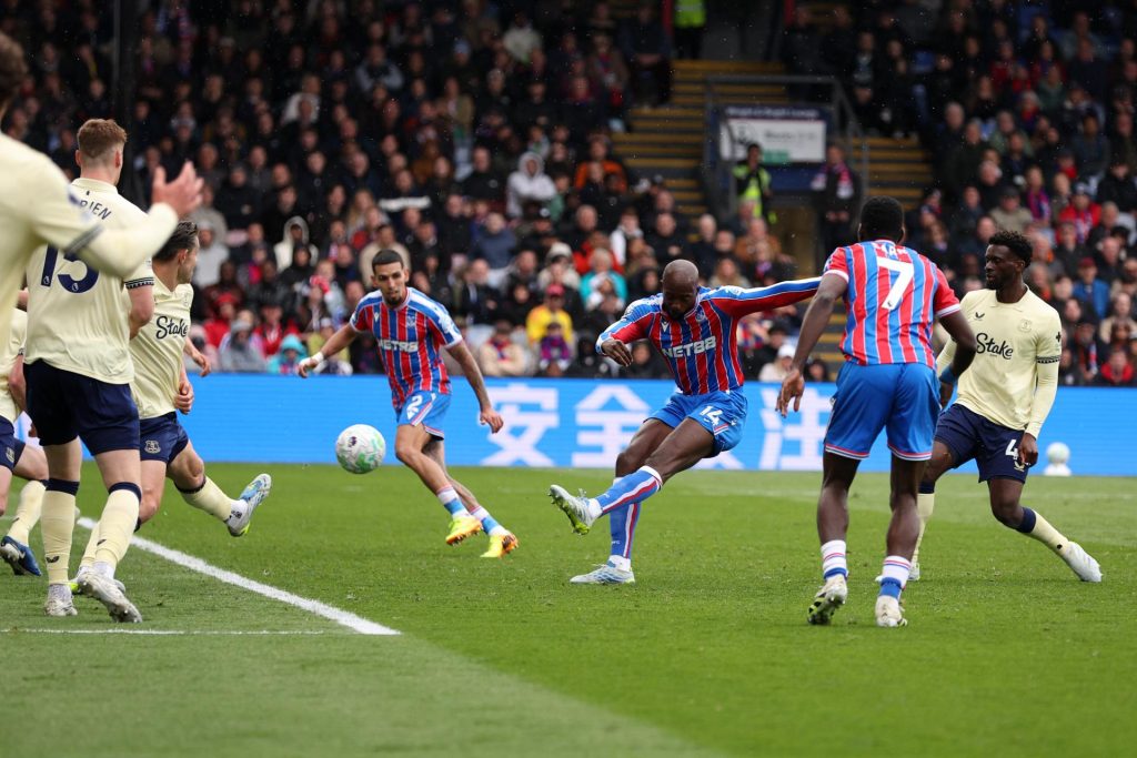 El jugador francés Jean-Philippe Mateta, del Crystal Palace (C), logra el 2-2 durante el partido de la Premier League que han jugado Crystal Palace y Everton FC, en Londres, Reino Unido. EFE/EPA/DAVID CLIFF