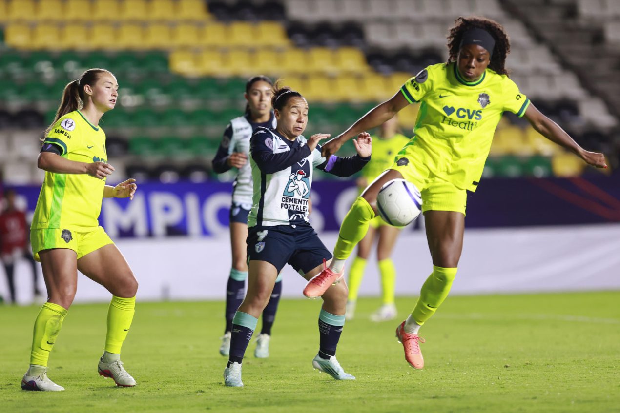 Tara Rudd (d) de Washington Spirit disputa el balón con Charlyn Corral de Pachuca este miércoles, en un partido de la Copa de Campeones Femenina de la Concacaf entre Washington Spirit y Pachuca, en el estadio Hidalgo en Pachuca (México). EFE/ David Martínez Pelcastre