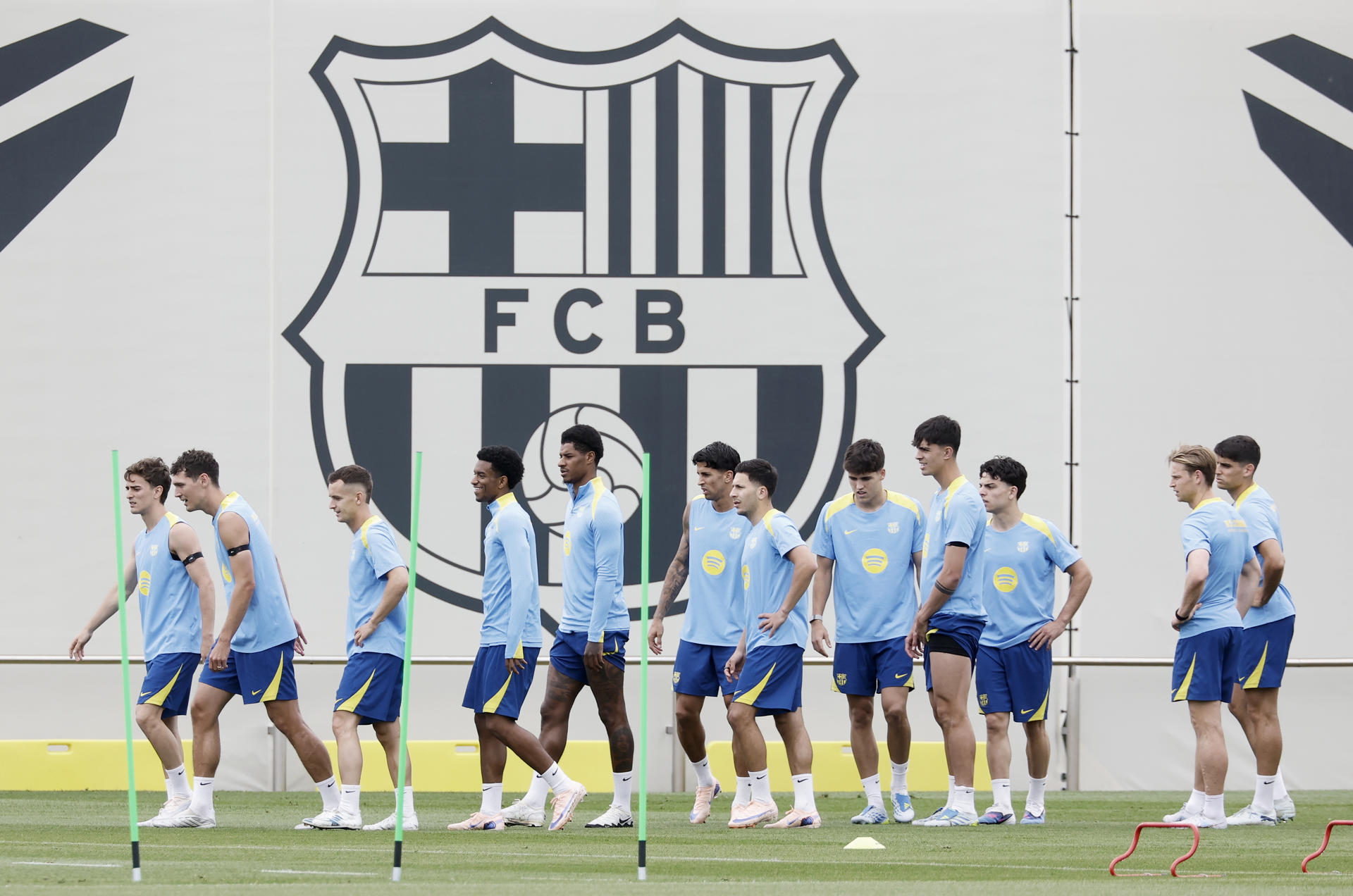 La plantilla del FC Barcelona, durante el entrenamiento realizado este sábado en la Ciudad Deportiva. EFE/Andreu Dalmau