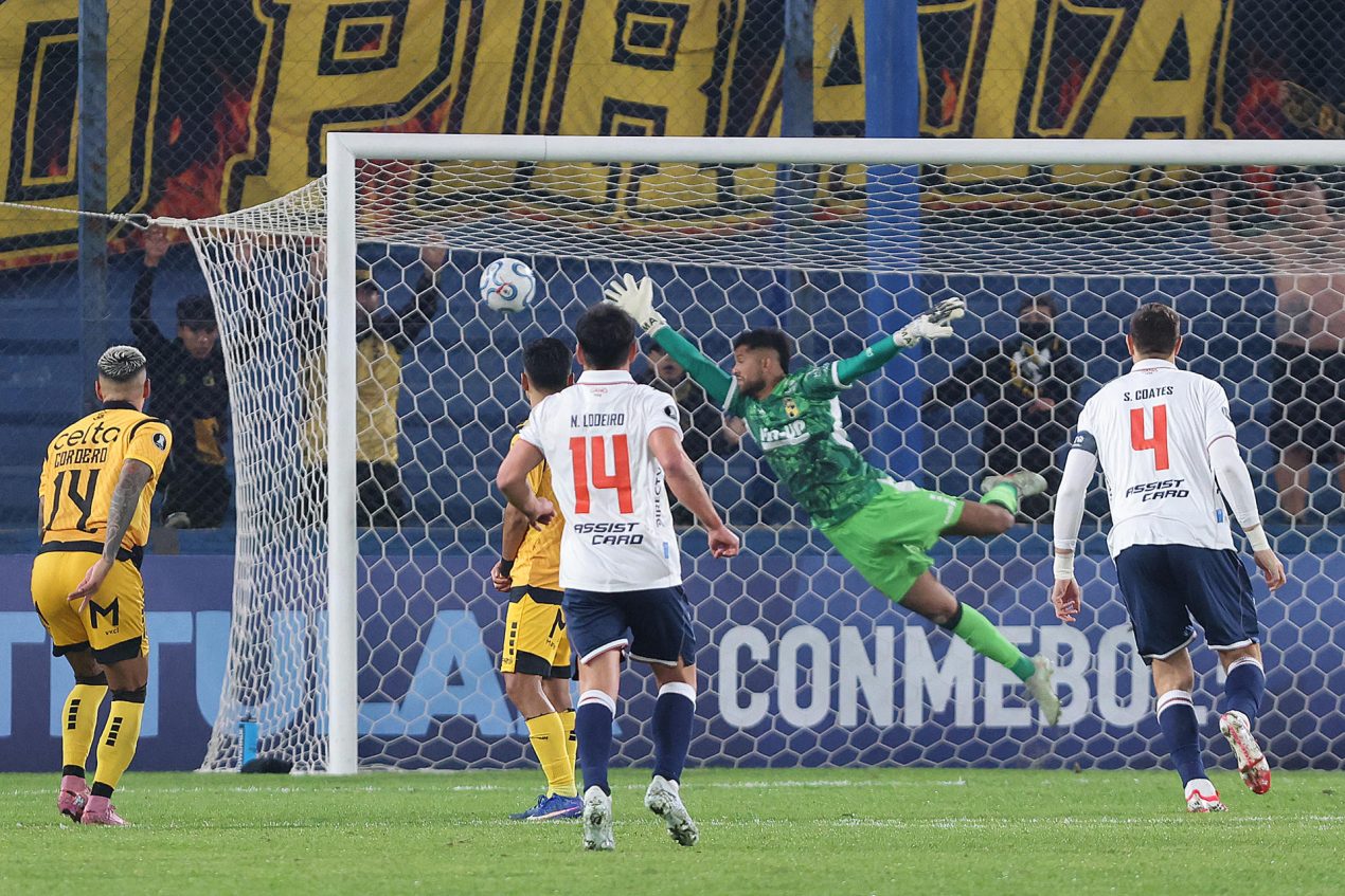Gonzalo Flores (c), de Coquimbo, deja pasar un balón durante un partido de la fase de grupos de la Copa Libertadores entre el Club Nacional y Coquimbo Unido en el estadio Gran Parque Central en Montevideo (Uruguay). EFE/Gastón Britos 
