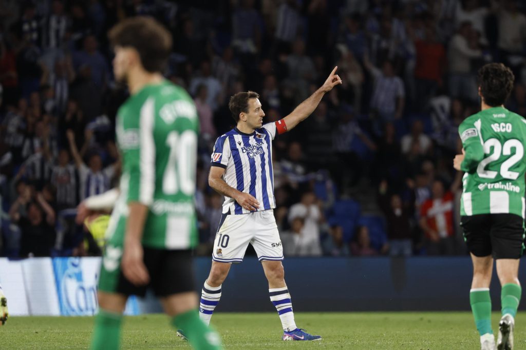 El delantero de la Real Sociedad, Mikel Oyarzabal, celebra el segundgo gol durante el encuentro correspondiente a la jornada 35 de Laliga EA Sports que disputaron Real Sociedad y Betis en el estadio de Anoeta, en San Sebastián. EFE / Juan Herrero.