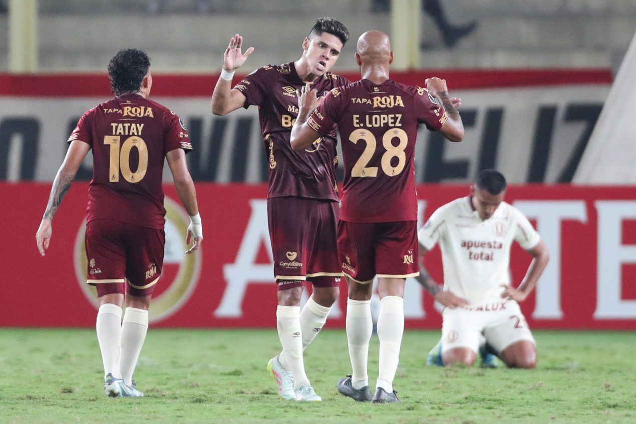 Jugadores de Deportes Tolima celebran este martes la clasificación a los octavos de final de la Copa Libertadores tras igualar sin goles con Universitario de Deportes en el estadio Monumental en Lima. EFE/ Paolo Aguilar