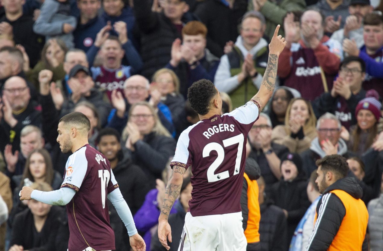 Morgan Rogers, del Aston Villa (derecha), celebra el gol del 1-0 durante el partido de la Premier League contra el Liverpool en Birmingham. EFE/EPA/PETER POWELL