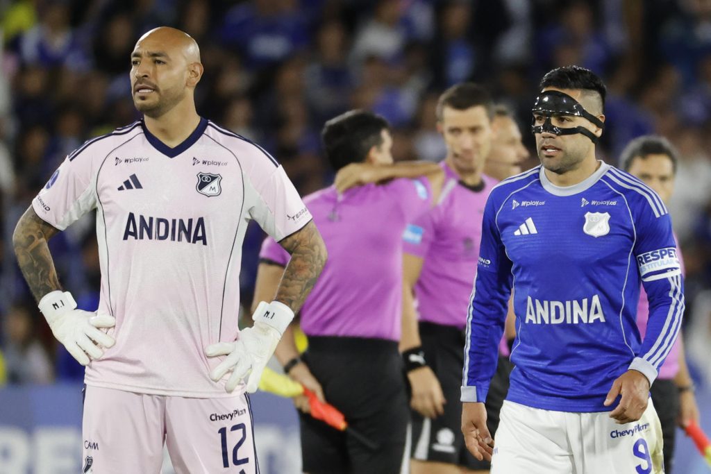 Radamel Falcao (d) y Diego Novoa, de Millonarios, se lamentan al perder un partido de la Copa Sudamericana contra O'Higgins en el estadio El Campín, en Bogotá (Colombia). EFE/Mauricio Dueñas Castañeda
