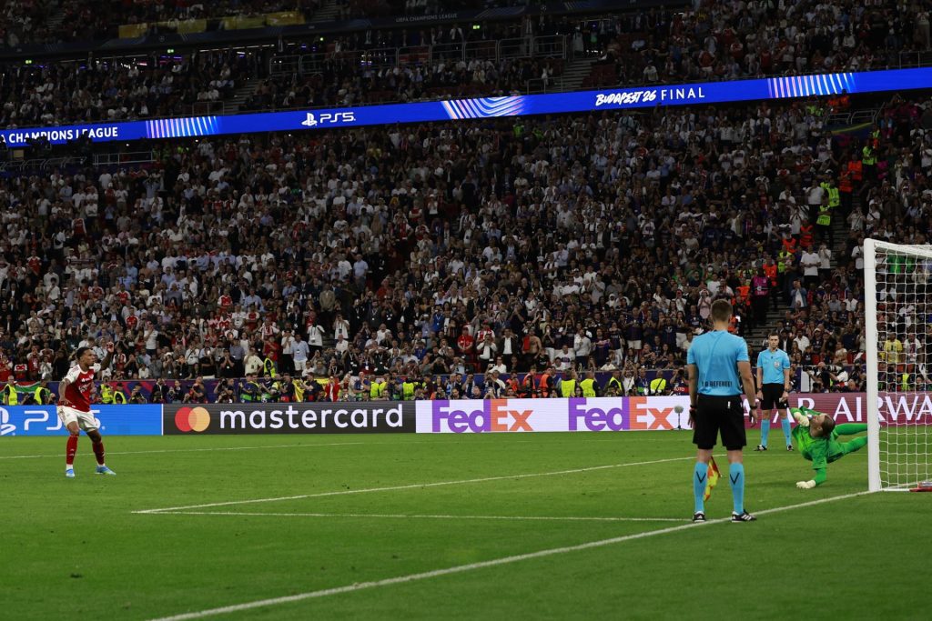 El jugador Gabriel Magalhaes falla el penalti durante el partido Final de la Liga de Campeones UEFA entre Paris Saint-Germain y Arsenal en el estadio Puskas Arena en Budapest, Hungría. EFE/EPA/ANNA SZILAGYI
